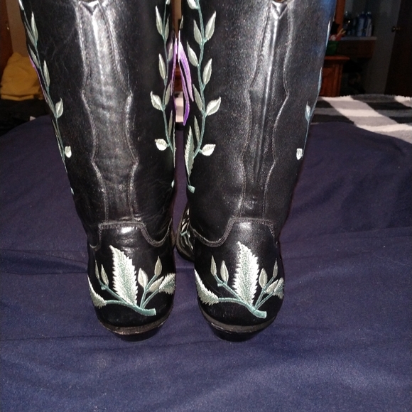 Limited Edition Manuel Boots - Picture 14 of 16